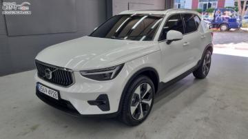 Volvo XC40 B4 AWD Ultra Bright — foto 1