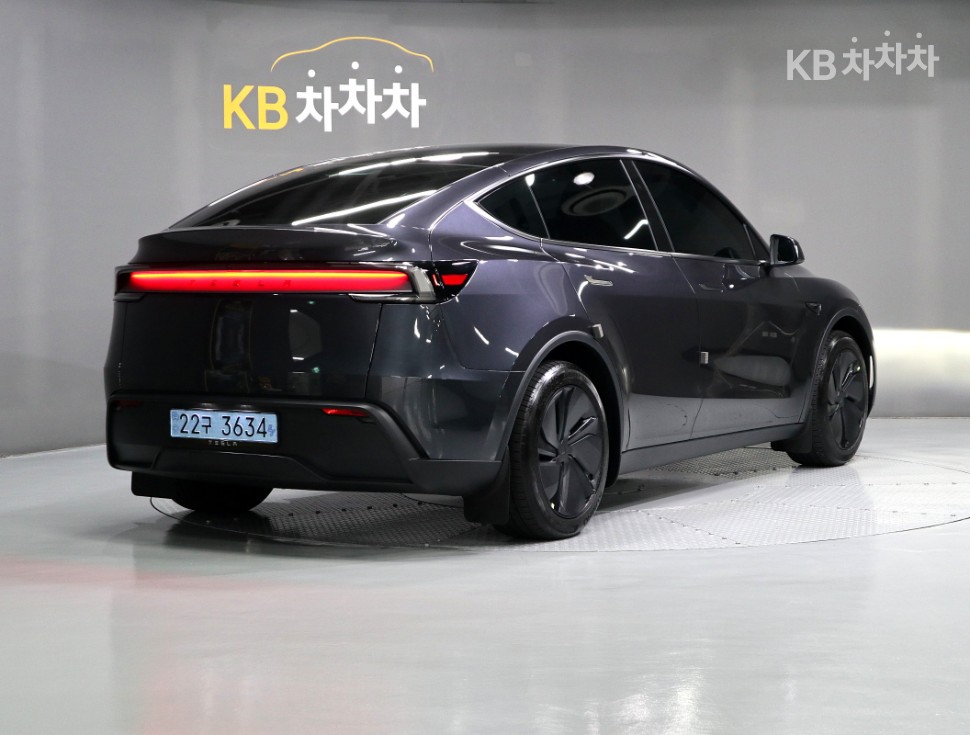 Tesla Model Y BASE MODEL — фото 3