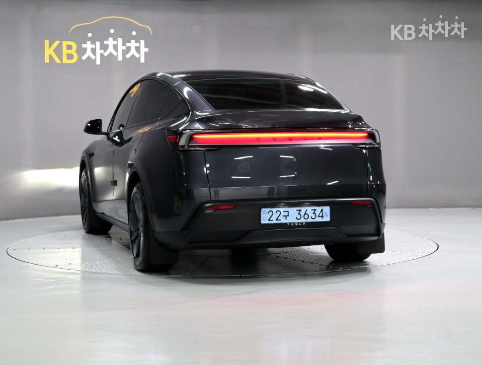 Tesla Model Y BASE MODEL — фото 4