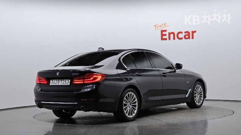 BMW 5 Series Luxury — фото 2