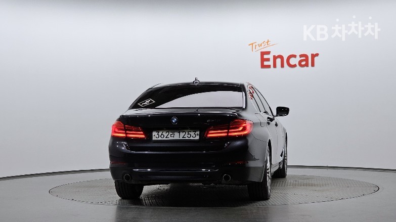 BMW 5 Series Luxury — фото 4