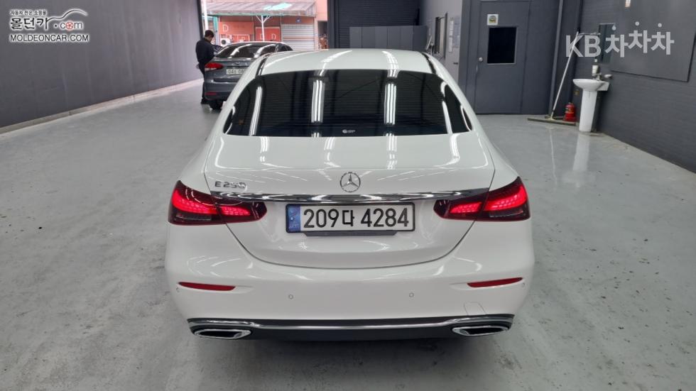 Mercedes-Benz E-Class Exclusive — фото 4