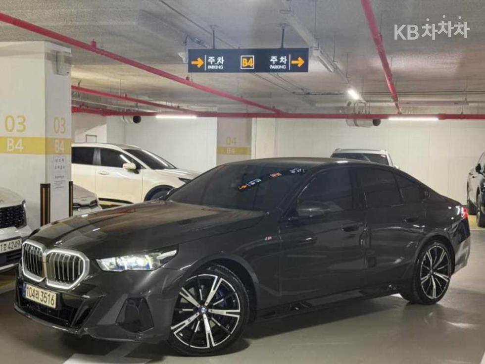 BMW 5 Series M Sport — фото 1