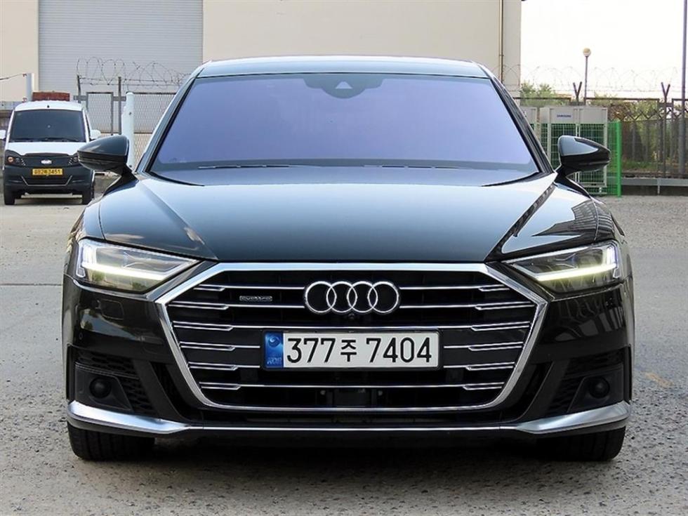 Audi A8 — фото 1