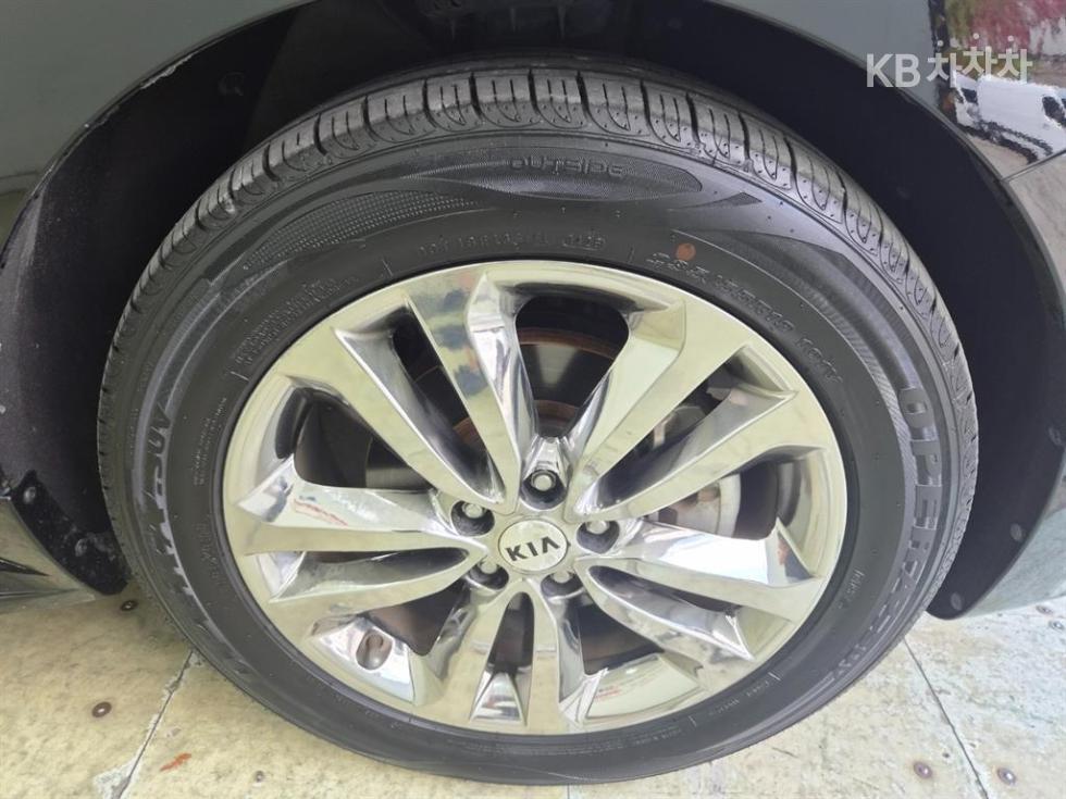 Kia Carnival — miniaturë 20