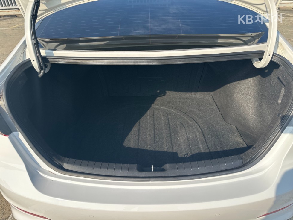Hyundai Elantra — miniaturë 18