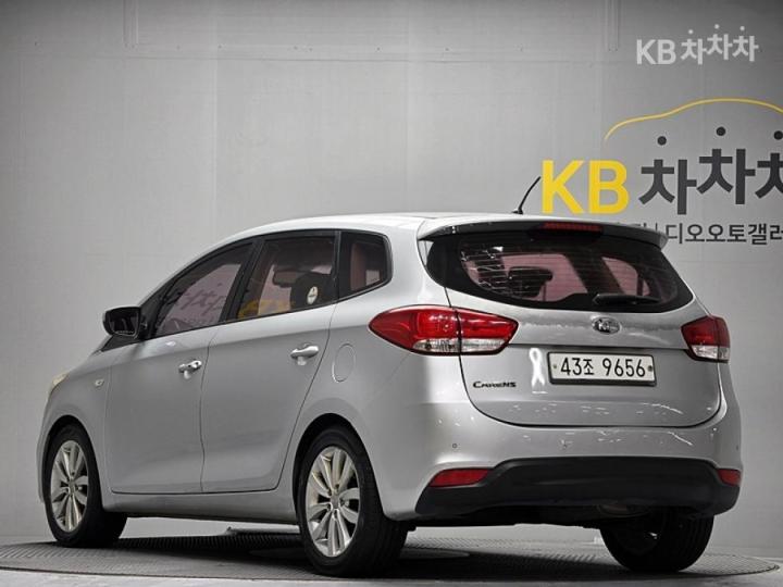 Kia Carens — miniaturë 4