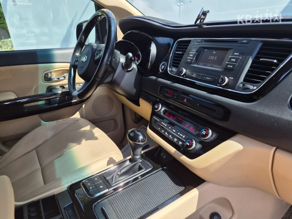 Kia Carnival — miniaturë 18
