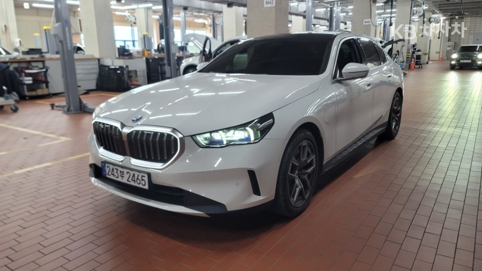 BMW 5 Series BASE MODEL — фото 1