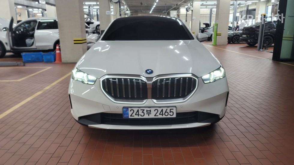 BMW 5 Series BASE MODEL — фото 2