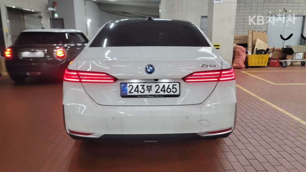 BMW 5 Series BASE MODEL — фото 3