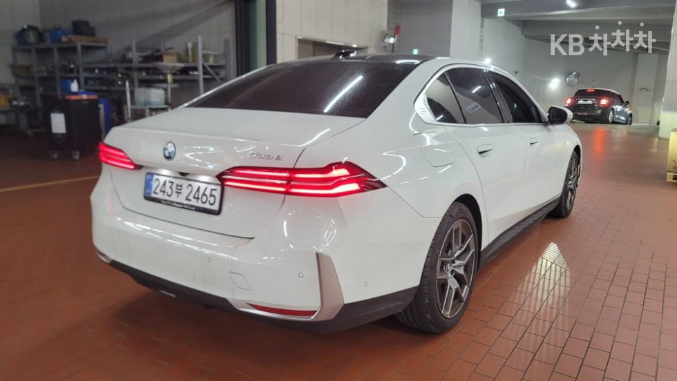 BMW 5 Series BASE MODEL — фото 4