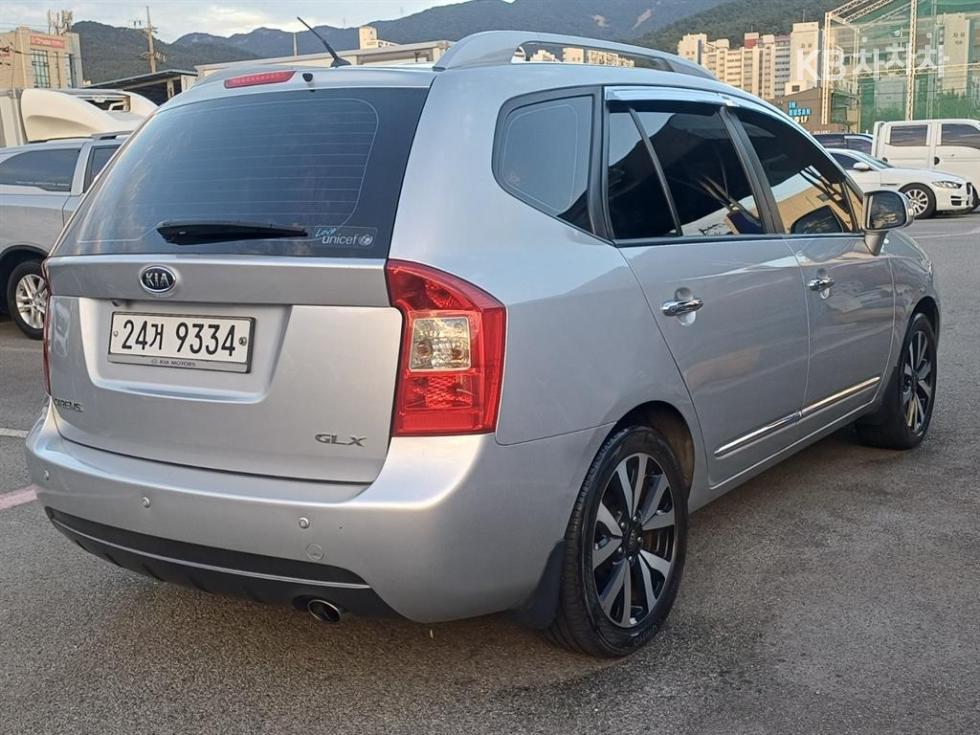 Kia Carens — miniaturë 4