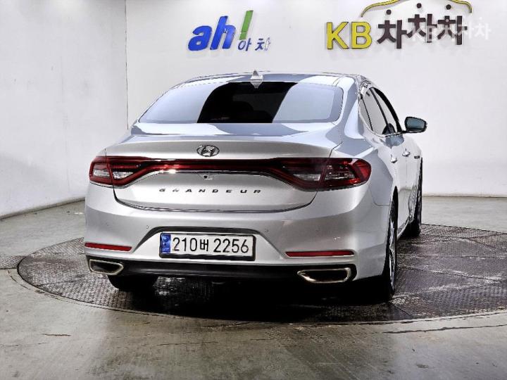 Hyundai Grandeur IG 3.0 LPi Premium Trim 4