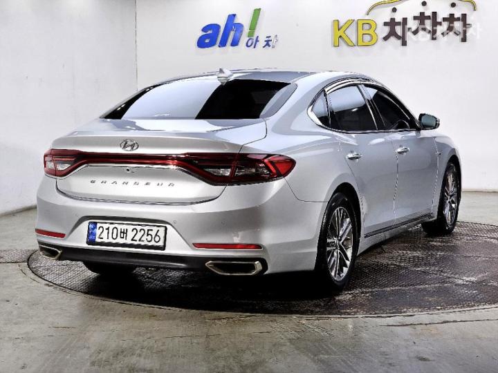 Hyundai Grandeur IG 3.0 LPi Premium Trim 5
