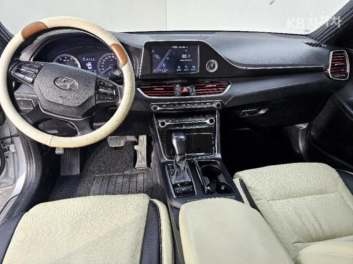 Hyundai Grandeur IG 3.0 LPi Premium Trim 6