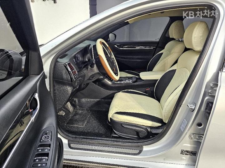 Hyundai Grandeur IG 3.0 LPi Premium Trim 9
