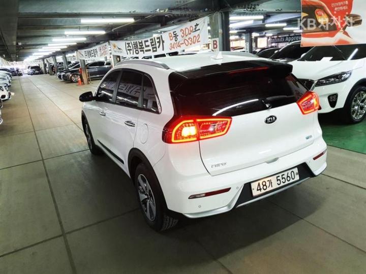 Kia Niro 1.6 Prestige 6