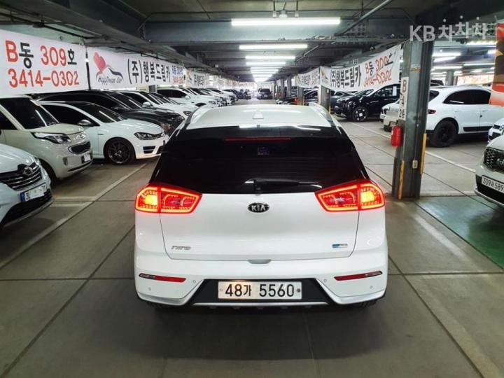 Kia Niro 1.6 Prestige 7