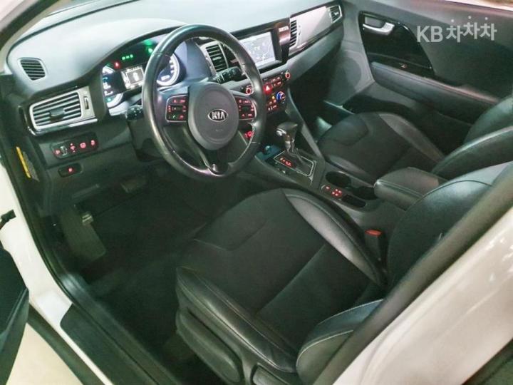 Kia Niro 1.6 Prestige 8