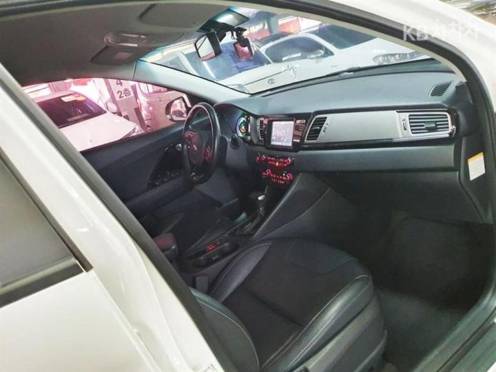 Kia Niro 1.6 Prestige 9