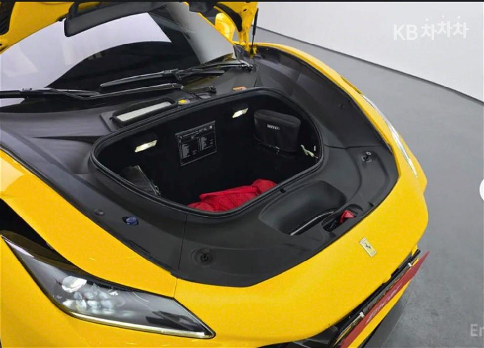 2021 - ferrari f8