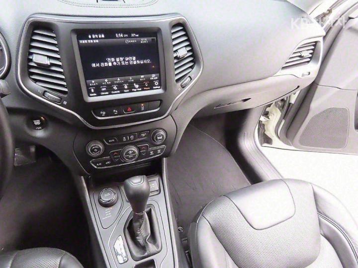 Jeep Cherokee 2.4 Longitude High 8