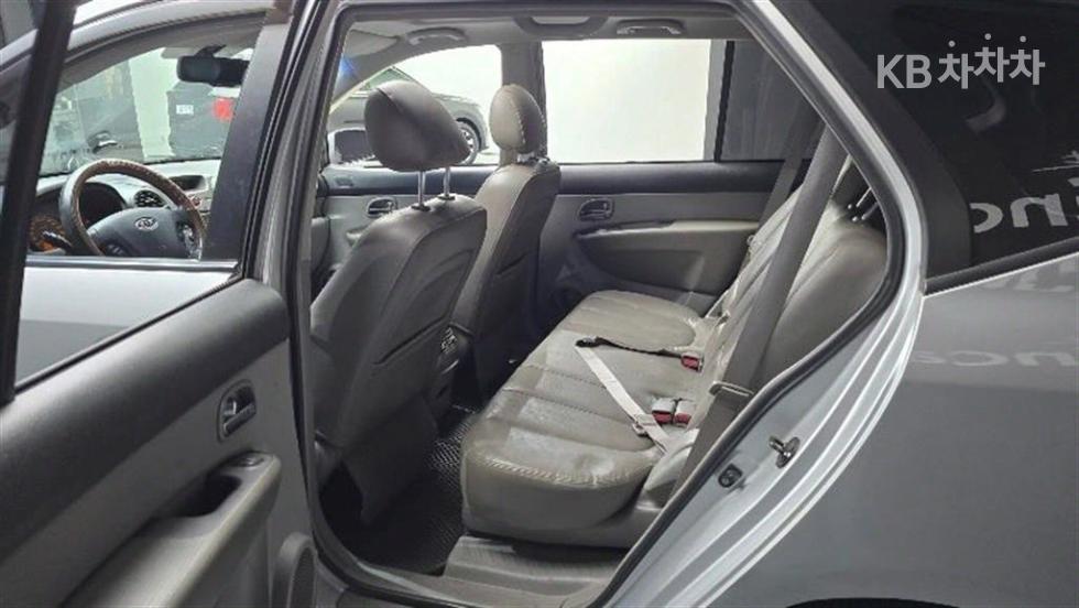Kia Carens — miniaturë 11