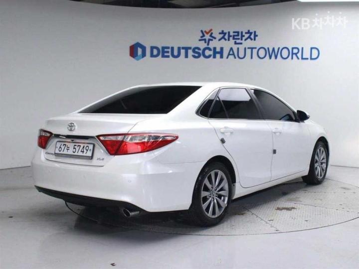 Toyota Camry New 2.5 XLE 3
