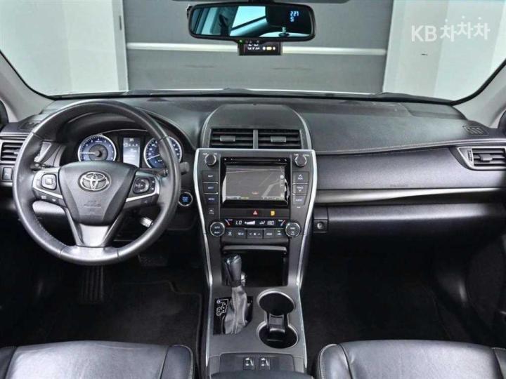 Toyota Camry New 2.5 XLE 8