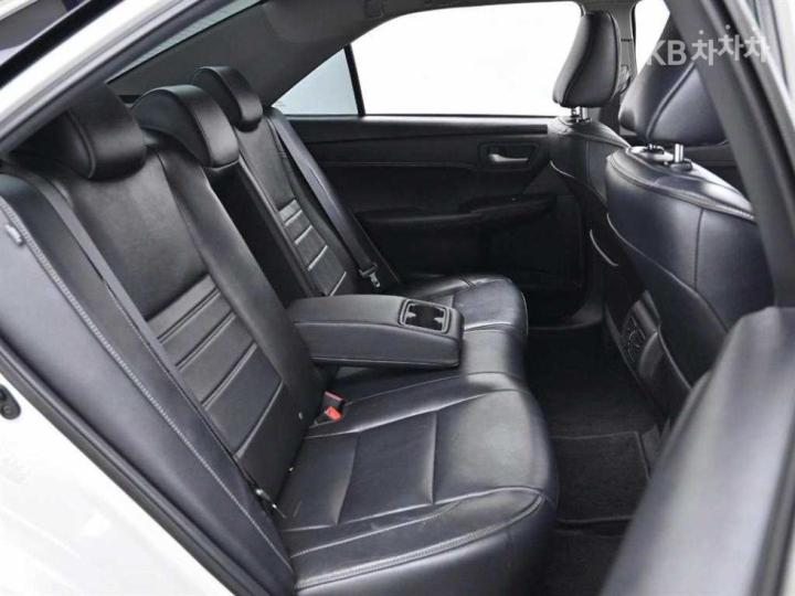 Toyota Camry New 2.5 XLE 10