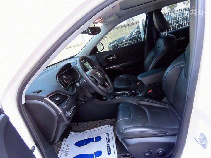 Jeep Cherokee 2.4 Longitude High 6