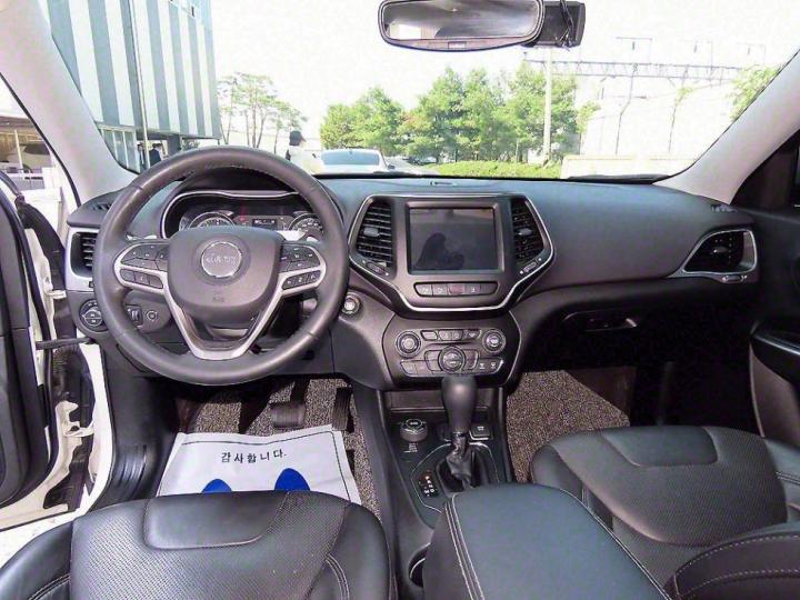 Jeep Cherokee 2.4 Longitude High 8