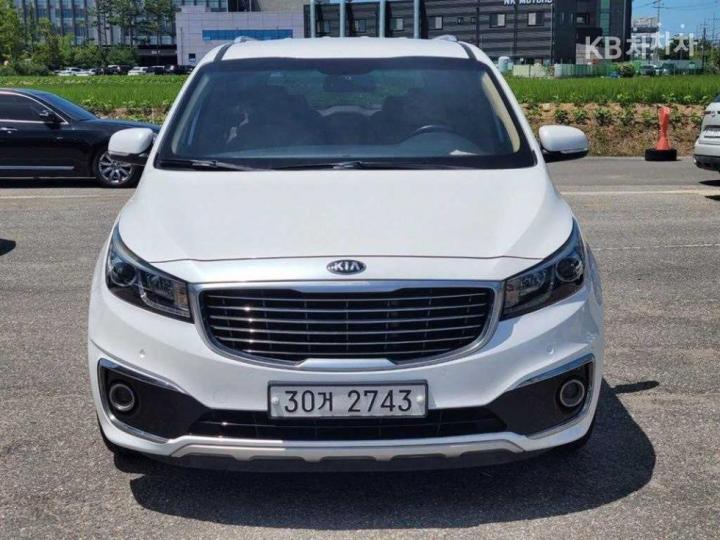 Kia Carnival 2.2 Diesel Luxury 2