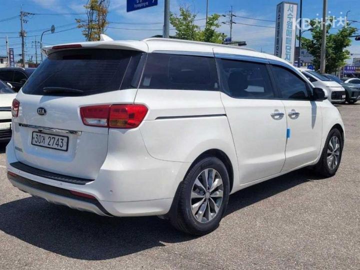 Kia Carnival 2.2 Diesel Luxury 5