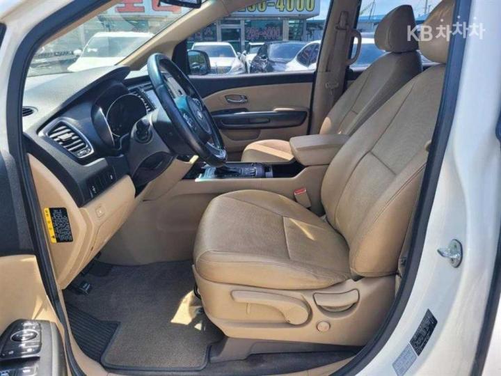 Kia Carnival 2.2 Diesel Luxury 8