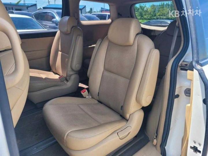 Kia Carnival 2.2 Diesel Luxury 9