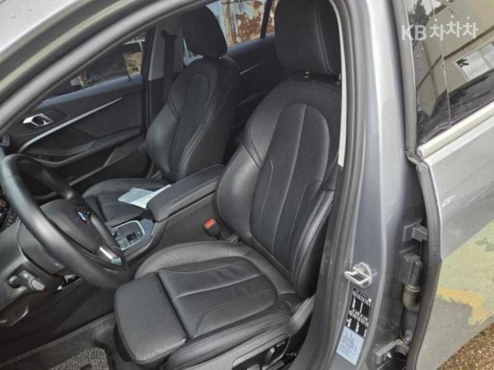 BMW 1 Series F40 120i M Sport 8