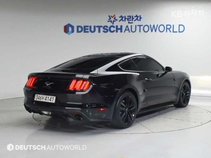 Ford Mustang Coupe 3