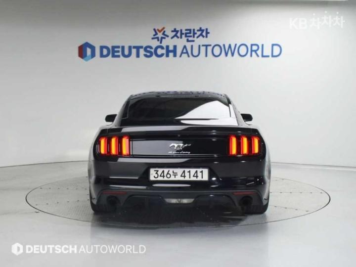 Ford Mustang Coupe 5