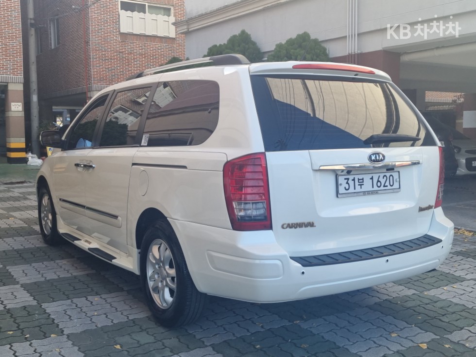 2011 - kia carnival