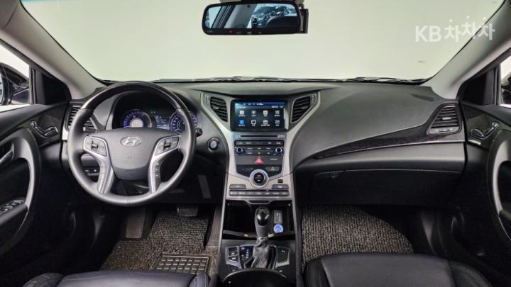 Hyundai Grandeur Hybrid Premium 10