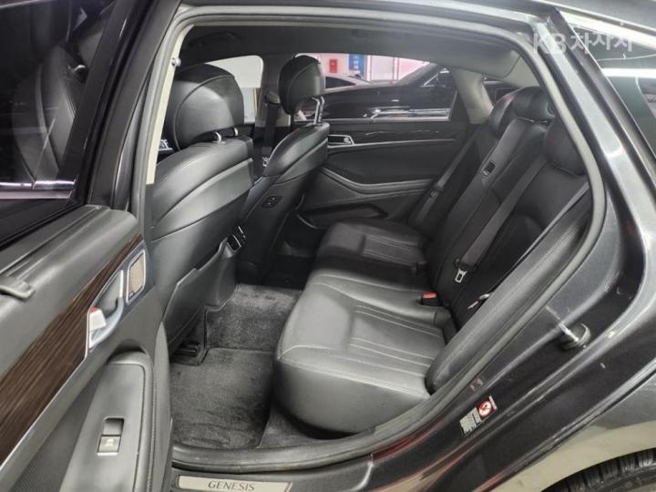 Genesis G80 3.3 GDI AWD Premium Luxury 9