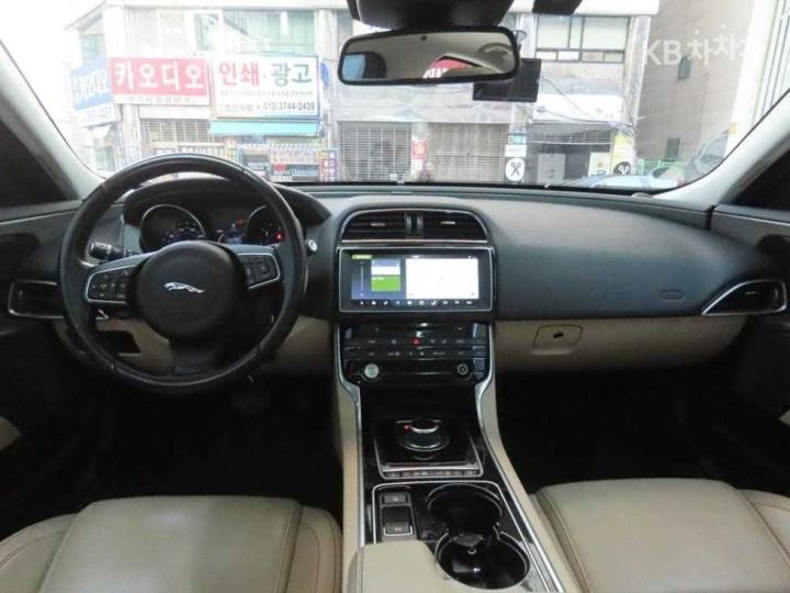 Jaguar XE 2.0 Diesel 4WD Prestiage 8