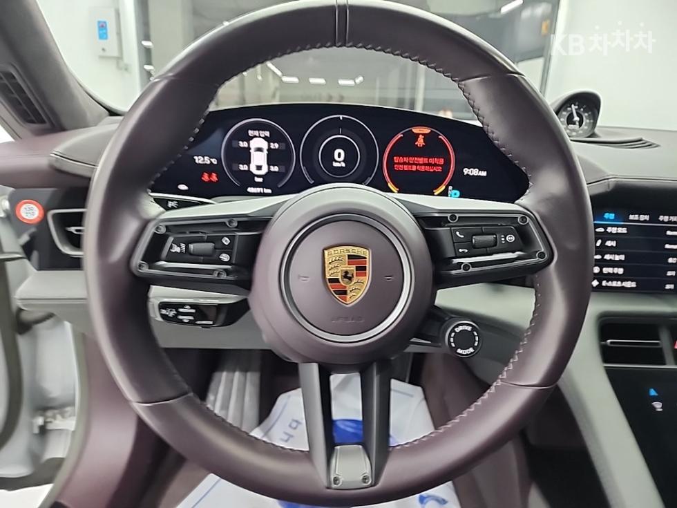 Porsche Taycan — miniaturë 9