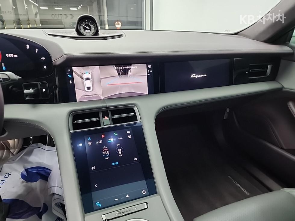 Porsche Taycan — miniaturë 10