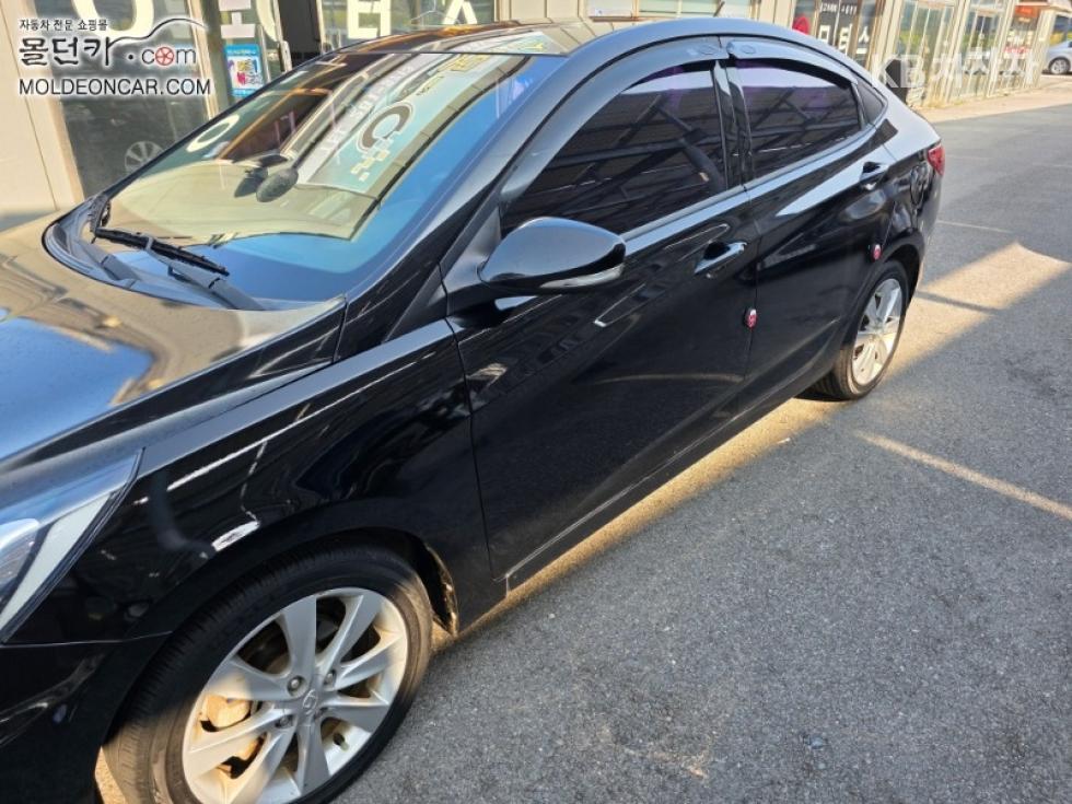 2011 - hyundai accent