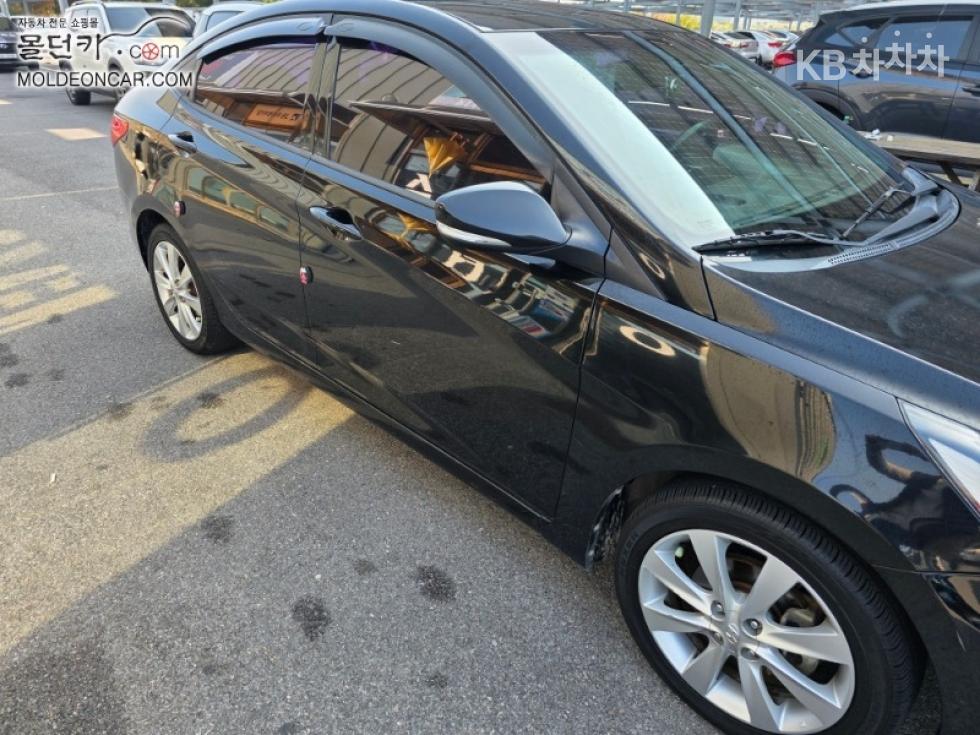 2011 - hyundai accent