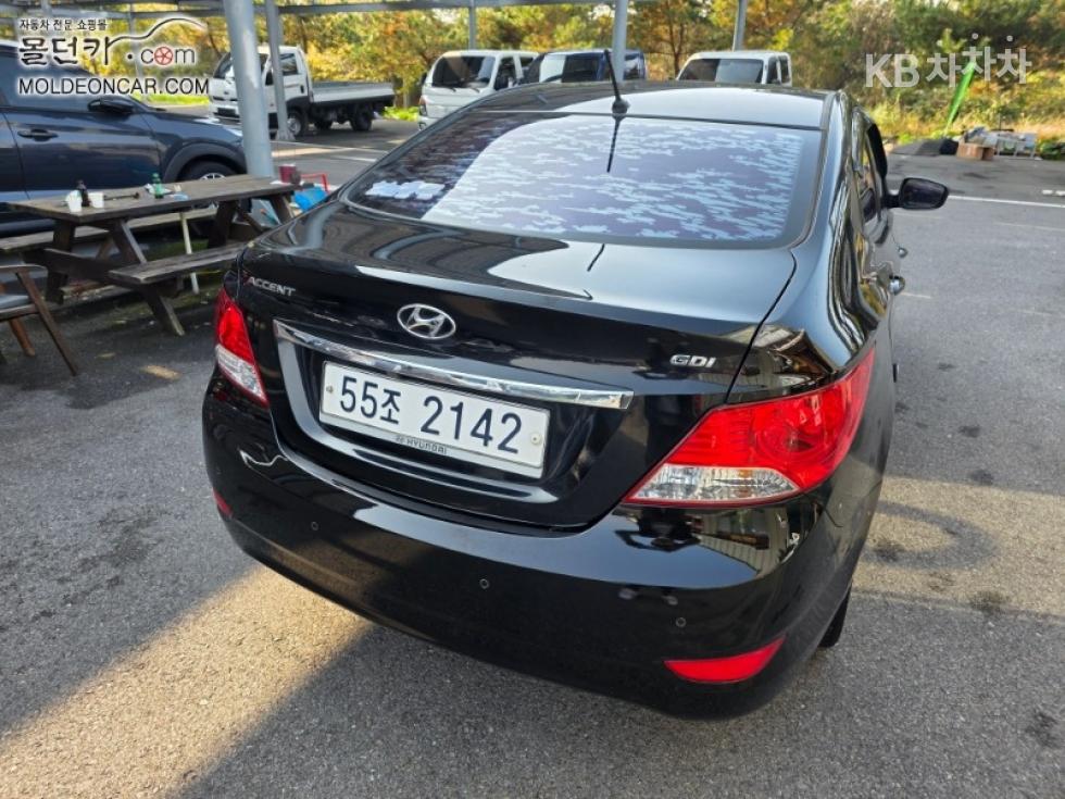 2011 - hyundai accent