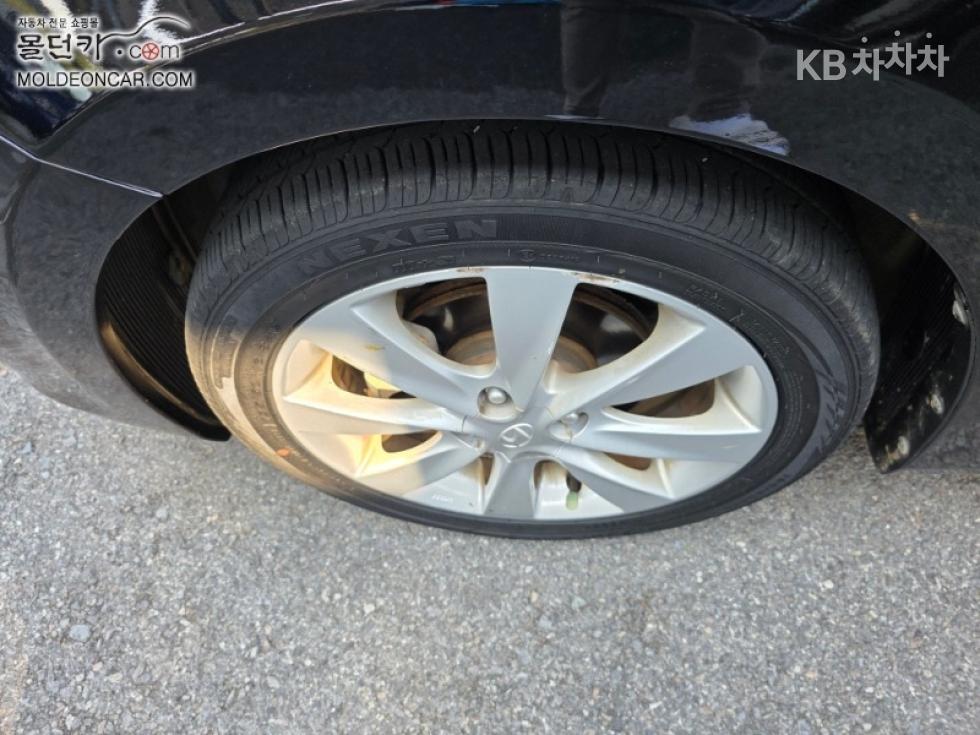 2011 - hyundai accent